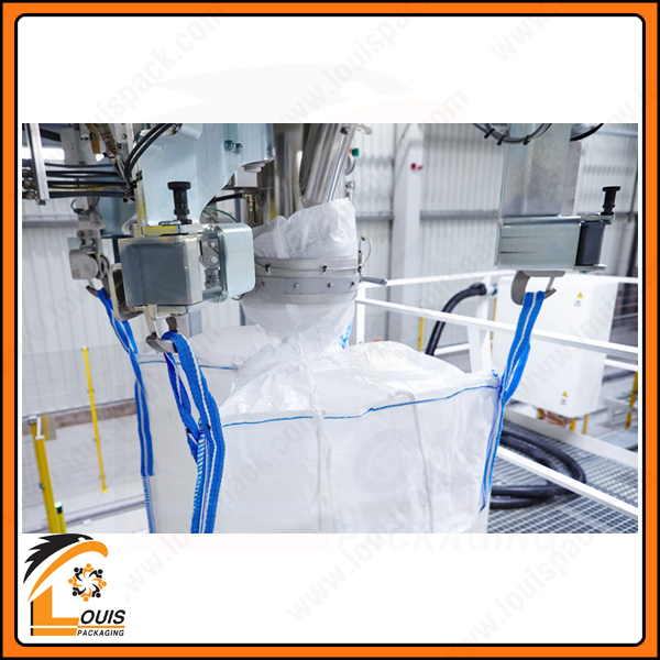 Đóng hàng vào bao jumbo ống nạp đựng 500kg hạt nhựa