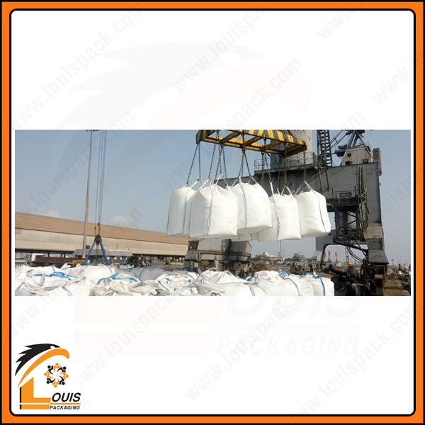 Cẩu bao jumbo đựng gạo lên tàu để xuất khẩu